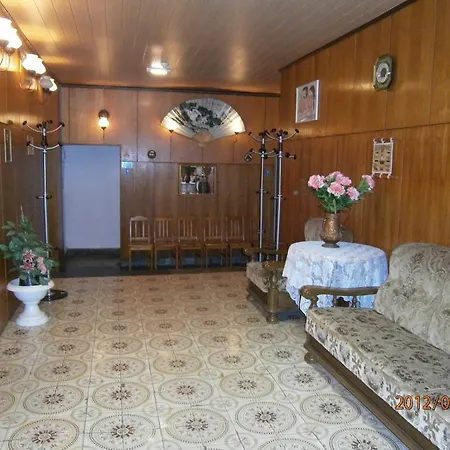 White House Hostel *