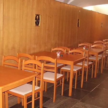 White House Hostel *